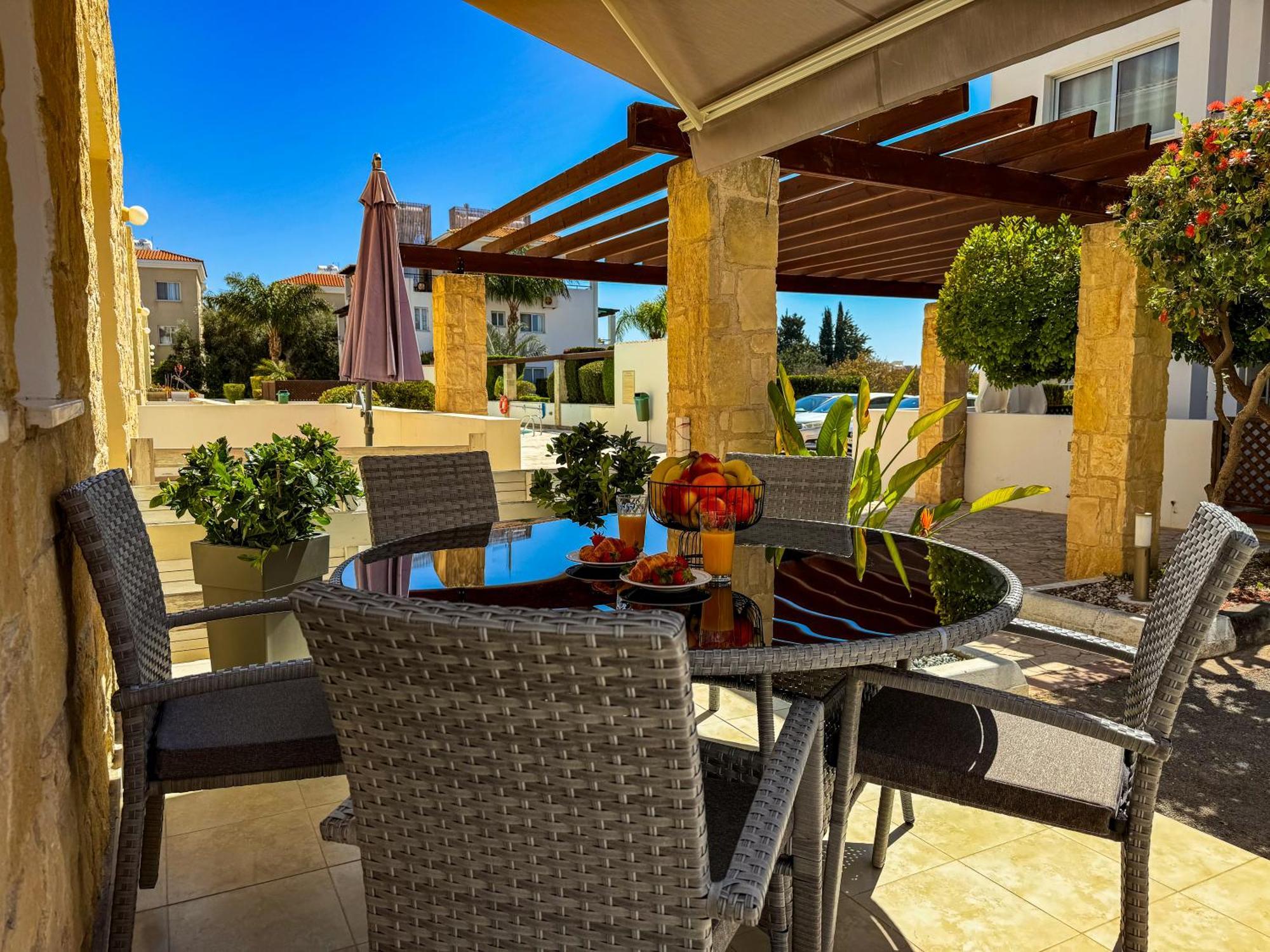 Modern 2Br Apartment With Pool, Veranda & Garden In Paphos Apartament *